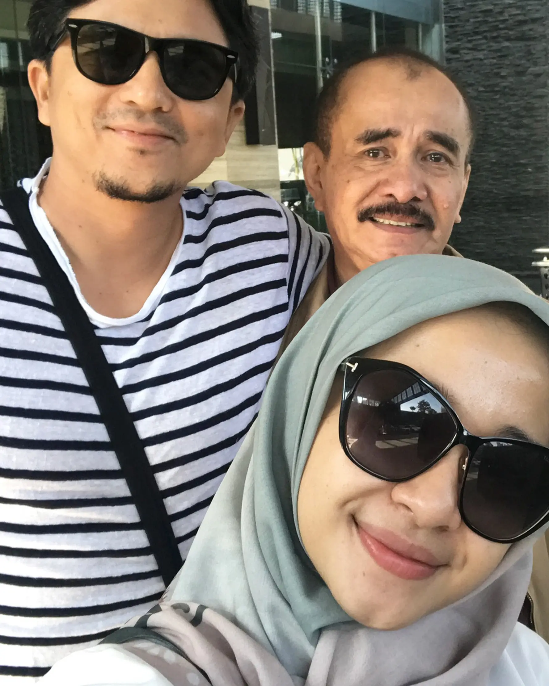 Laudya Chintya Bella dan suami, Engku Emran berfoto bersama ayahnya sebelum pergi ke Malaysia. Laudya Cynthia Bella akan menetap di Malaysia ikut bersama suami dan putrinya. (instagram/laudyacynthiabella)