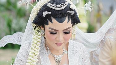 Tak Ingin Seperti Cerita Roro Jonggrang Ini Pernikahan Impian Vicky Shu News Entertainment Fimela Com