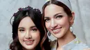 Nia Ramadhani dan Mikhayla didandani oleh MUA Victoria Makeup, sementara rambutnya ditata oleh Franspo Hairdo. Mikha didandani flawless sesuai dengan usianya, begitu juga dengan Nia Ramadhani yang terlihat awet muda setelah didandan. Mikhayla yang beranjak remaja kini sudah mengenal makeup dan merawat diri. Tentunya hal perawatan ini tak lepas dari ajaran ibundanya. (Liputan6.com/IG/@hanzhp)