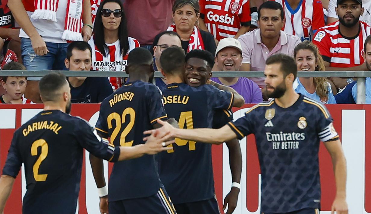 Selebrasi para pemain Real Madrid setelah Aurelien Tchouameni (tengah) mencetak gol kedua ke gawang Girona pada laga pekan ke-8 Liga Spanyol 2023/2024 di Montilivi Stadium, Girona, Spanyol, Sabtu (30/9/2023) malam WIB. (AP Photo/Joan Monfort)
