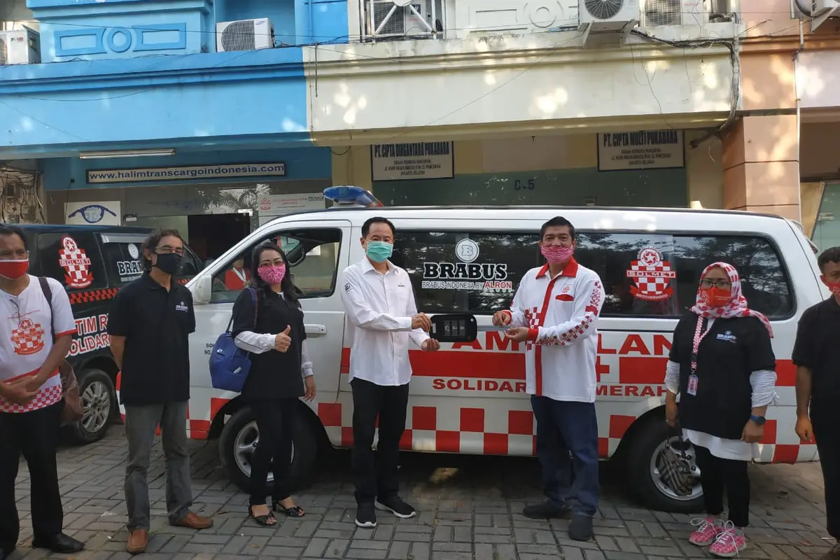 Brabus Indonesia mendonasikan 2 ambulan kepada relawan Solmet. (Istimewa)