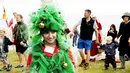 Kostum unik salah satu peserta Kongres Santa Claus Dunia 2015 saat bersiap berenang di pantai Bellevue di Copenhagen, Denmark, Minggu (21/7/2015). (REUTERS/Scanpix Denmark/Erik Refner)
