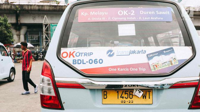 Angkot OK Otrip berada di Terminal Kampung Melayu, Jakarta, Selasa (16/10). Pengamat Transportasi Djoko Setijowarno menilai program OK OTrip yang digagas Anies-Sandi tersebut gagal. (Liputan6.com/Immanuel Antonius)
