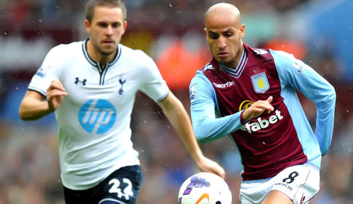 Karim El Ahmadi duel dengan Gylfi Sigurdsson pada pertandingan Liga Premier Inggris antara Aston Villa vs Tottenham Hotspur di Villa Park, Birmingham (20/10/2013). (AFP/Paul Ellis).