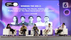 (kiri-kanan) Moderator Devina, General Manager Vindes Awan Prasetyo, Paragon Technology Innovation Billy Dharmawan, VP Marketing Communication KLY Adam Saputra, dan Head by.U Riko Ringgoato saat menjadi narasumber dalam Mekari Conference 2023 di ICE, BSD, Tangerang, Banten, Kamis (7/9/2023). Mekari Conference 2023 bertemakan "Winning The Gen Z: Understanding The Needs, Habits, and Preference of The Next Generation of Consumers". (Liputan6.com/Angga Yuniar)