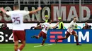 Pemain AS Roma, Edin Dzeko (kanan) merayakan golnya ke gawang AC Milan dalam laga lanjutan Serie A pekan ke-7 di San Siro, Minggu (1/10). Roma mampu mempermalukan Milan dengan skor 2-0. (MIGUEL MEDINA/AFP)