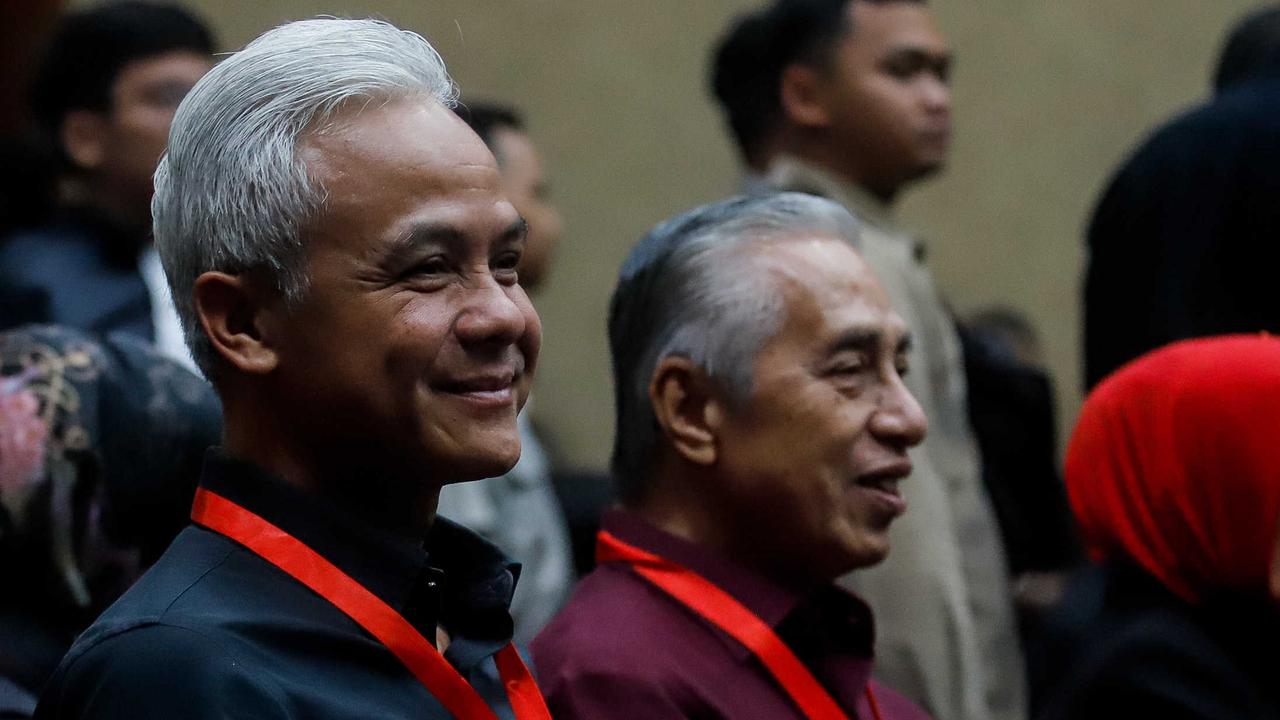 FOTO: Senyum Ganjar Pranowo Temani Hasto Kristiyanto Hadapi Tuntutan Jaksa KPK
