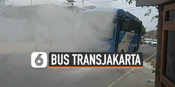 VIDEO: Bus Transjakarta Keluarkan Asap di Depan PN Jakarta Selatan