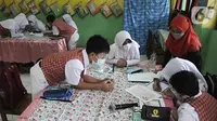 Para murid mengikuti pembelajaran tatap muka (PTM) terbatas di SDN Pisangan Baru 05 Pagi, Jakarta, Senin (8/11/2021). Pembekalan anak akan pemahaman protokol kesehatan di sekolah saat pandemi COVID-19 merupakan kewajiban orangtua dan guru. (merdeka com/Iqbal S. Nugroho)