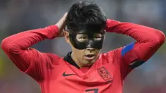 Piala Dunia 2022 yang telah dibuka sejak 20 November 2022 lalu telah menghasilkan momen-momen unik dan menarik menjelang rampungnya seluruh laga pada matchday kedua di fase grup. Salah satu momen menarik adalah tampilnya 3 pemain menggunakan topeng dalam laga membela timnas masing-masing. Bukan sekedar gaya-gayaan, ketiganya ternyata sebelumnya mengalami cedera di bagian kepala sebelum bertolak ke Qatar, hingga harus bertopeng untuk melindungi sisa cederanya agar tak semakin parah. (AP/Martin Meissner)