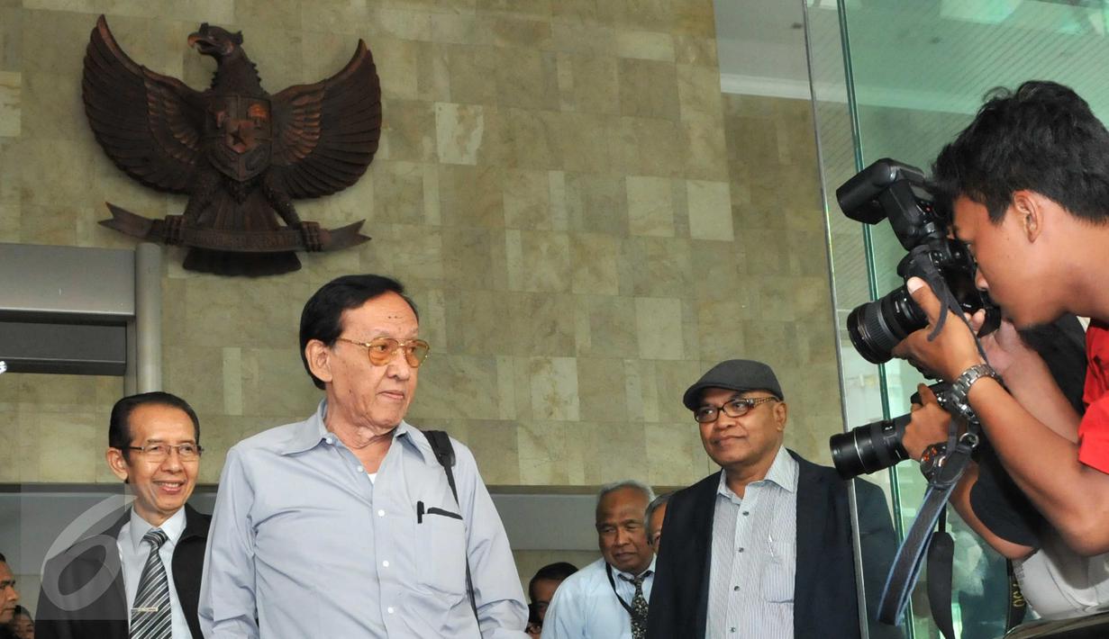 Mantan Direktur Penyidikan Kejaksaan Agung Chaerul Imam (kedua kiri) usai berdiskusi di Gedung KPK, Jakarta, Kamis (15/10/2015). Diskusi tersebut membahas rencana revisi UU KPK oleh DPR. (Liputan6.com/Helmi Afandi)