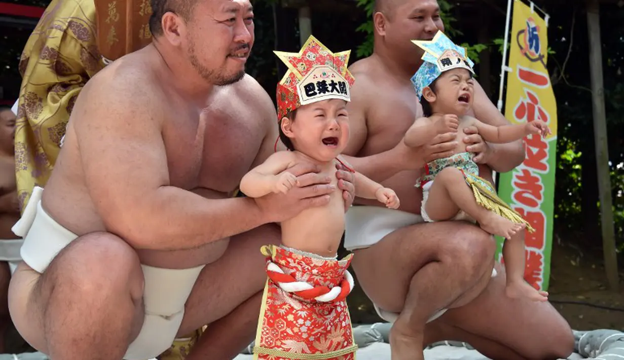 Bayi-bayi tersebut berpartisipasi dalam ritual tradisional tahunan, sebagai doa agar mereka bisa tumbuh sehat seperti para pesumo, Jepang, (21/9/14). (AFP PHOTO/ Yoshikazu TSUNO)
