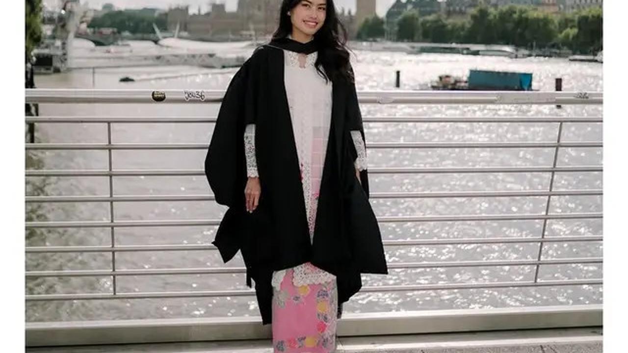 6 Potret Kebaya Namira Adjani saat Wisuda S2 di London, Paduan Kain Pink Menawan
