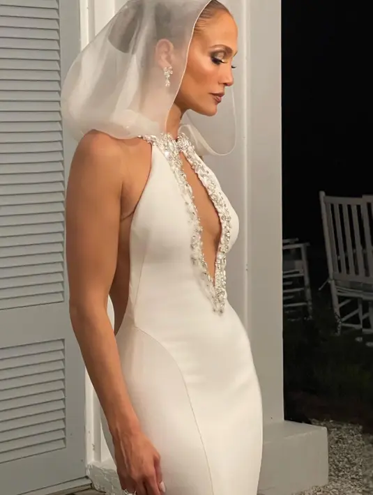 Gaun pengantin ketiga dari Ralph Lauren yang dikenakan penyanyi 53 tahun ini menampilkan siluet putri duyung yang ramping dan tudung yang dapat dilepas. (Instagram/robzangardi).