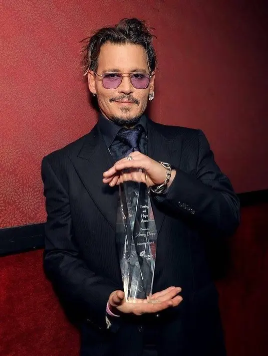 Sebelumnya Johnny Depp terlihat memasuki Four Season Hotel di St. Petersburg, Rusia. (instagram/johnnydeppofficial)