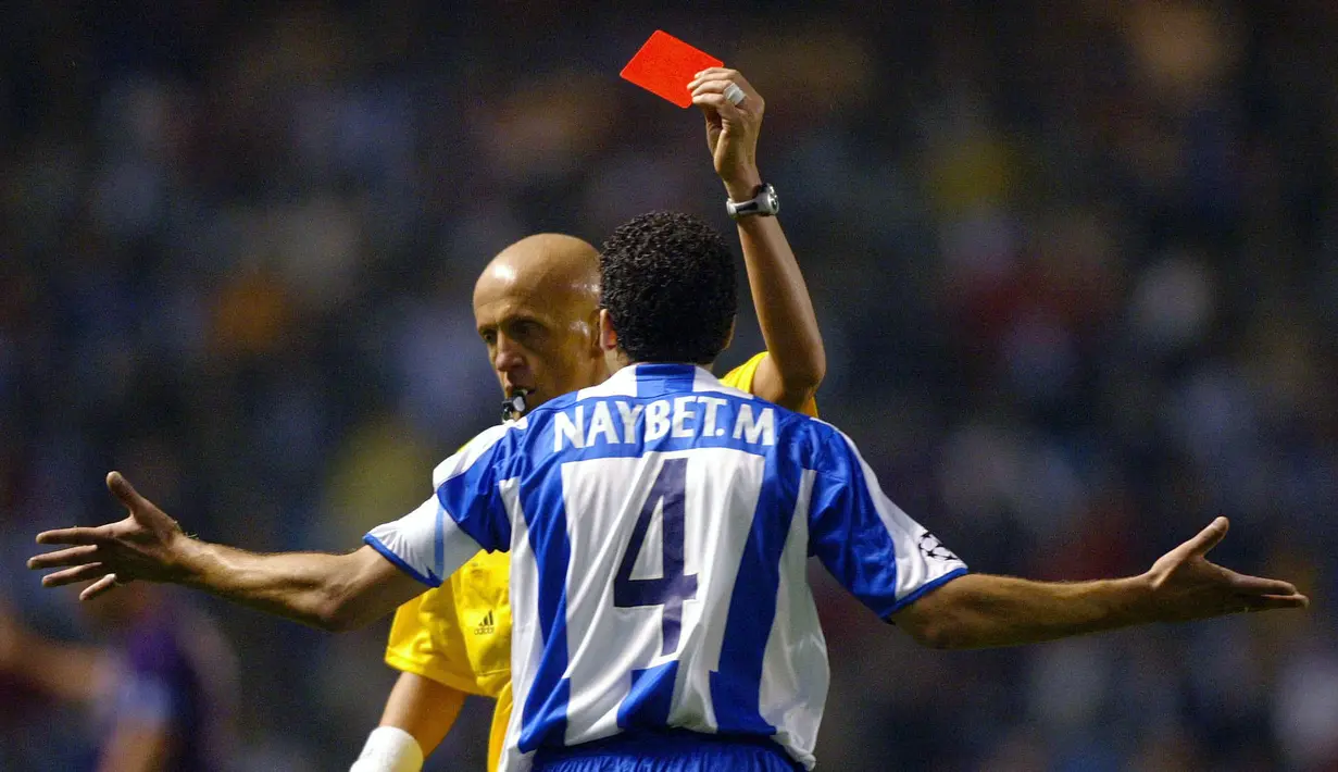 Wasit Pierluigi Collina memberikan kartu merah kepada pemain Deportivo Coruna, Nourredine Naybet pada laga Liga Champions antara Deportivo Coruna melawan FC Porto di Coruna, 4 Mei 2004. (AFP/Miguel Riopa)