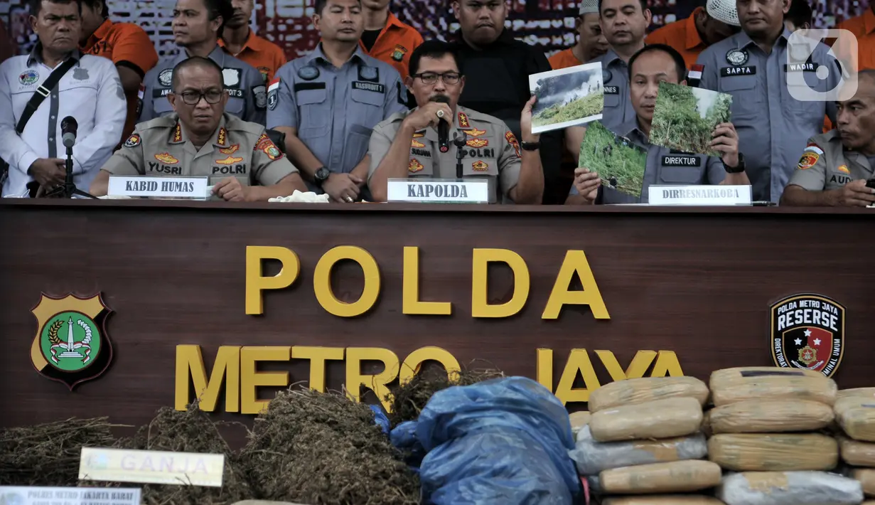 Kapolda Metro Jaya Irjen Pol Nana Sudjana (tengah) saat rilis pengungkapan kasus ganja di Jakarta, Rabu (22/1/2020). Polisi mengungkap kasus penyalagunaan ganja sepanjang dua bulan terakhir di wilayah Jakarta, Bekasi, Depok, dan 5 hektare ladang ganja di Mandailing Natal. (merdeka.com/Iqbal Nugroho)