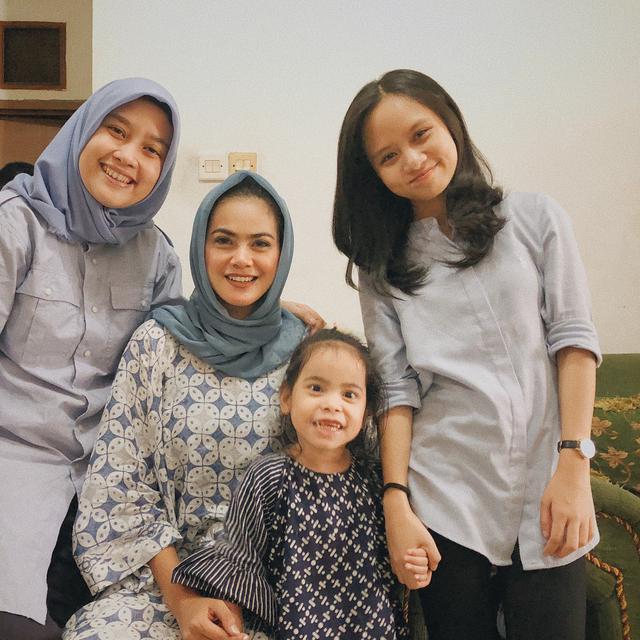 6 Potret Indah Indriana 'Istri Kedua' Pakai Hijab, Tampil Menawan