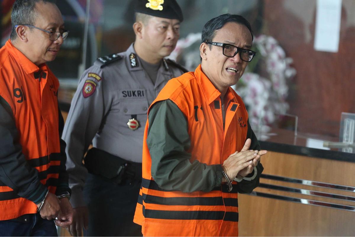 FOTO:  Wamenaker Immanuel Ebenezer Menangis Usai Ditetapkan Tersangka Kasus Sertifikat K3