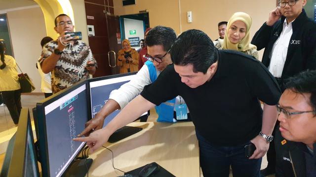 Menteri BUMN Erick Thohir memantau langsung kondisi pasokan listrik wilayah terdampak banjir di Jabodetabek, Kamis (2/1/2020). Dok PLN