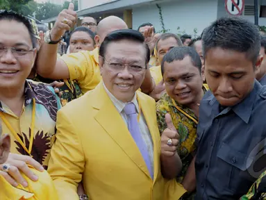 Ketua Umum Partai Golkar Agung Laksono (tengah) usai mengikuti sidang putusan Mahkamah Partai Golkar di DPP Partai Golkar, Jakarta, Selasa (3/3/2015). Mahkamah Partai memenangkan kubu Agung. (Liputan6.com/Andrian M Tunay)