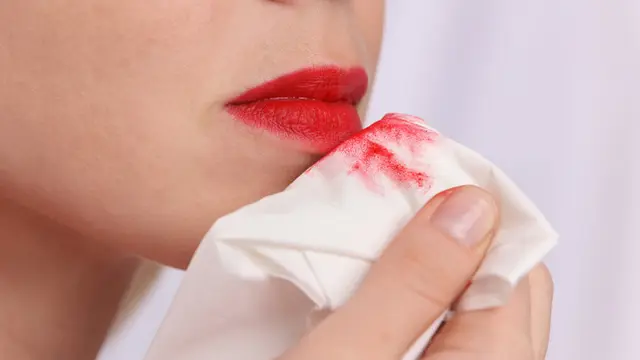 Bahaya Tidak Membersihkan Makeup Sebelum Tidur