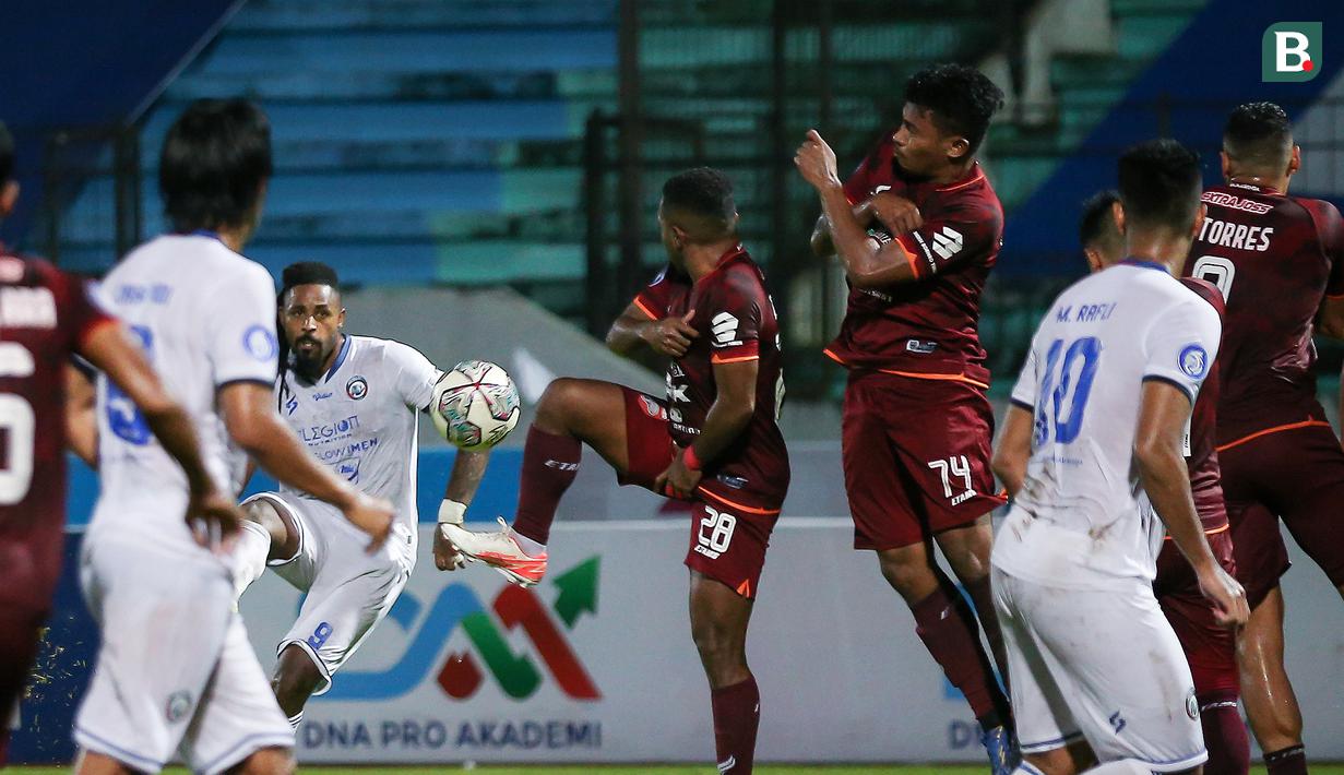 Cak Sodiq melepaskan tendangan melengkung ke tiang jauh dan tak sanggup dihadang pagar betis dan juga penjaga gawang Borneo FC. (Bola.com/Bagaskara Lazuardi)