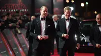 Pangeran William dan Pangeran Harry menghadiri premiere film The Star Wars: The Last Jedi di The Royal Albert Hall, London, Selasa (12/12). Dua Pangeran Inggris tersebut muncul dalam film besutan Rian Johnson sebagai cameo. (Vianney Le Caer/Invision/AP)