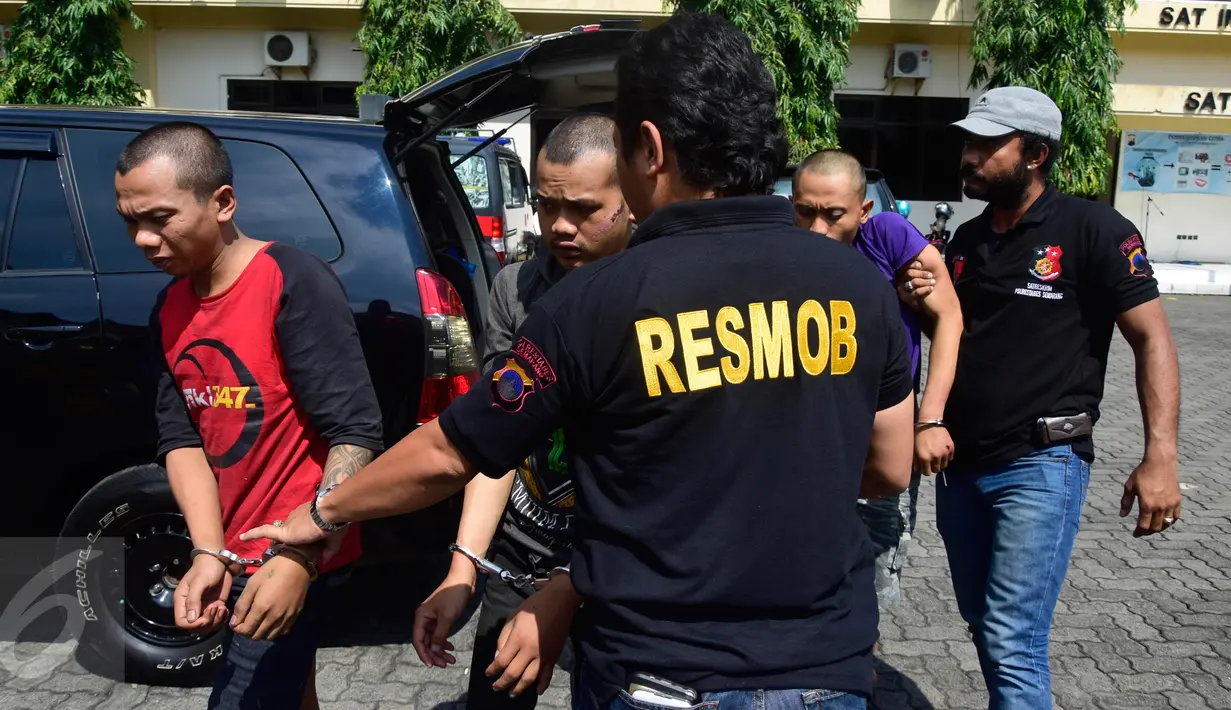Pelaku pencurian dan perampasan sepeda motor yang sudah beraksi puluhan kali di Semarang dan sekitarnya, digelandang ke Polrestabes Semarang, Minggu (5/6). Selain ketiga pelaku, petugas juga menangkap penadah motor curian tersebut. (Liputan6.com/Gholib)