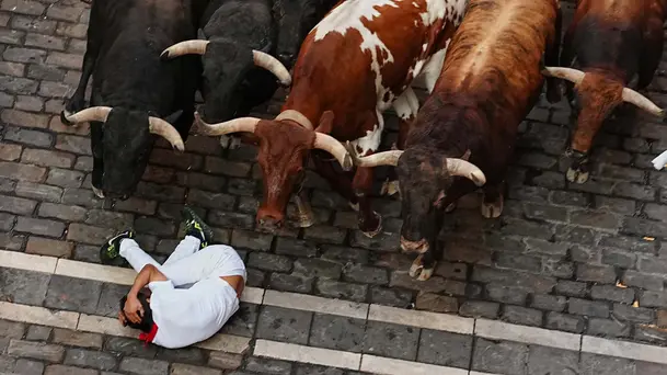 Momen Peserta Terjatuh Saat Berlari Bersama Banteng di Festival San Fermin