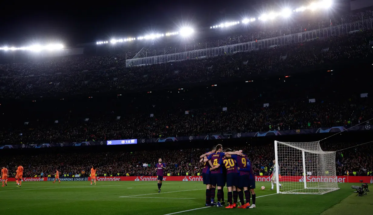 Pemain Barcelona berselebrasi setelah rekan timnya, Philippe Coutinho mencetak gol ke gawang Olympique Lyon pada leg kedua 16 besar Liga Champions di Camp Nou, Rabu (13/3). Barcelona menaklukkan Olympique Lyon dengan skor telak 5-1. (AP/Manu Fernandez)