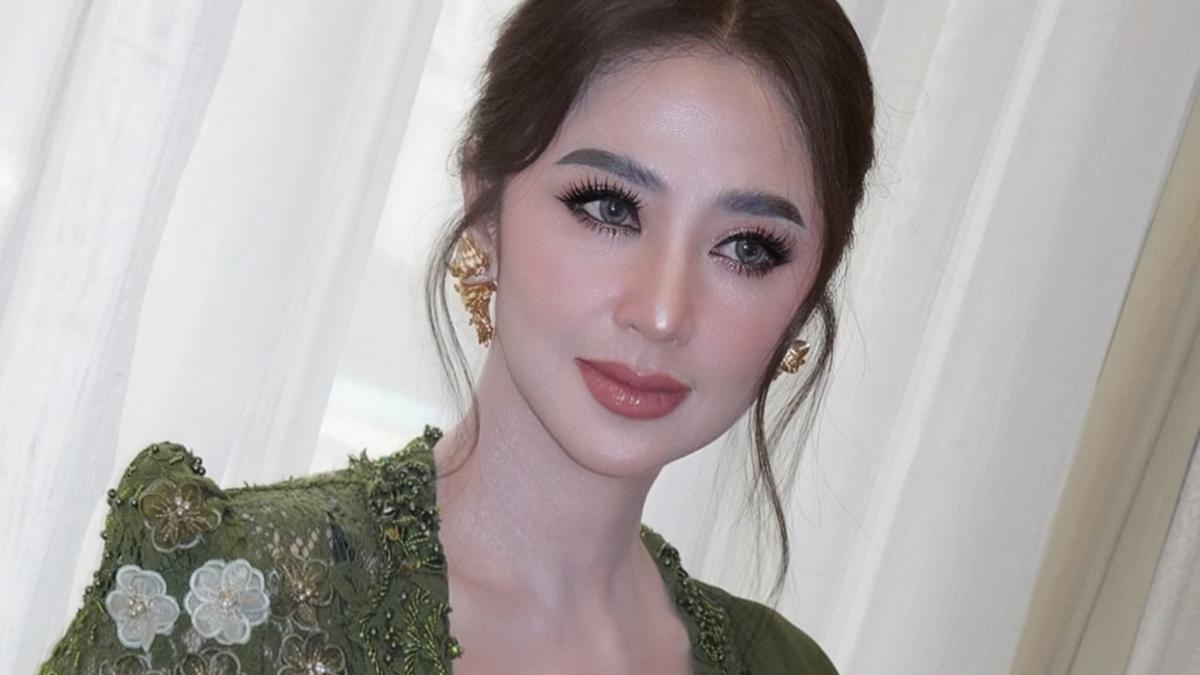 6 Detail Penampilan Dewi Perssik Pakai Kebaya Hijau Zamrud di HUT TNI, Memukau