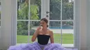 Untuk sebuah photoshoot, penampilan Wulan Guritno yang bak balerina ini juga menarik untuk disimak. Ia mengenakan sebuah dress degnan atasan bustier hitam tanpa tali, dipadu rok tulle beraksen tingkat berwarna ungu muda yang cantik. [Foto: Instagram/wulanguritno]