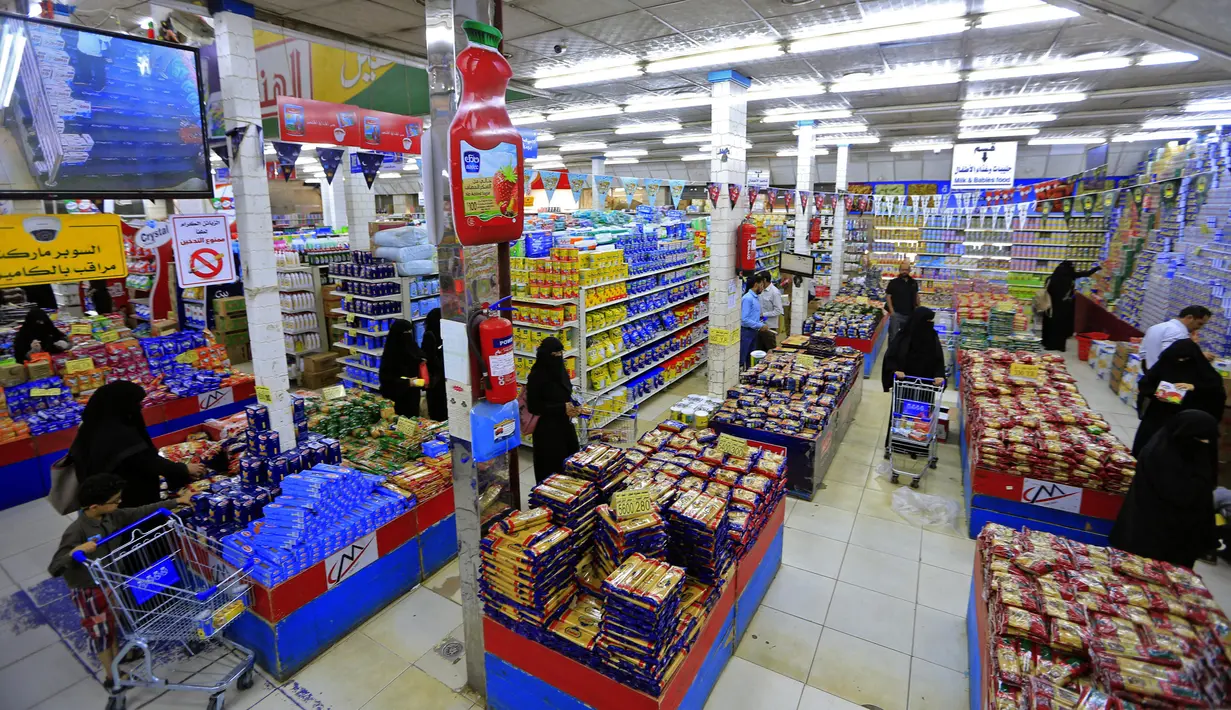 Pengunjung berbelanja bahan makanan dan persediaan saat mereka mempersiapkan diri seminggu menjelang bulan suci puasa Ramadan di supermarket di ibu kota Yaman, Sanaa, Selasa (6/4/2021). (AFP Photo/Mohammed Huwais)