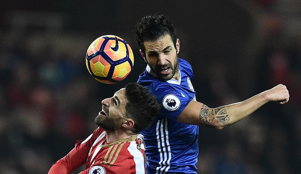 Pemain Chelsea, Cesc Fabregas (kanan) mencetak satu-satunya gol kemenangan untuk timnya saat melawan Sunderland pada lanjutan Premier League pekan ke-16 di Stadium of Light, Sunderland, (14/12/2016). (Oli Scarff)