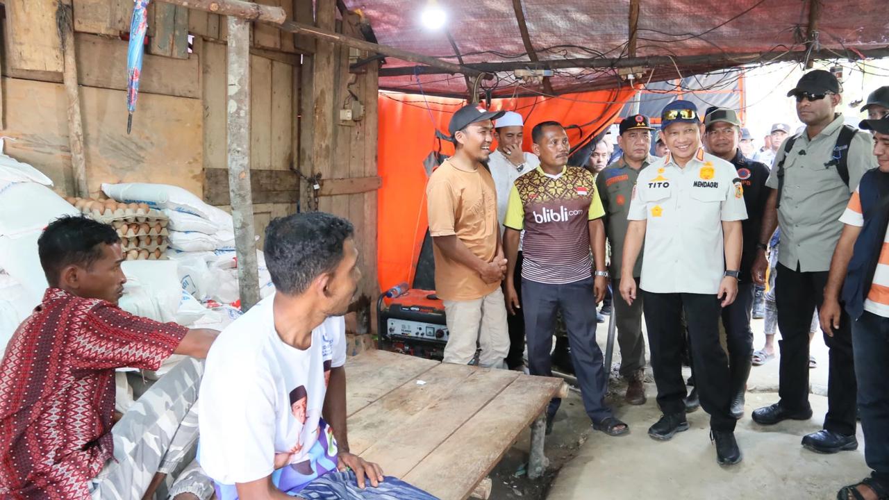 Kasatgas Percepatan Rehabilitasi dan Rekonstruksi Tito Karnavian saat meninjau para korban bencana sumatera
