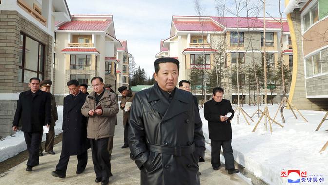 Foto tidak bertanggal yang disediakan pada 16 November 2021 ini memperlihatkan pemimpin Korea Utara Kim Jong-un memeriksa lokasi pembangunan proyek pengembangan Kota Samjiyon di Provinsi Ryanggang, Korea Utara. (Korean Central News Agency/Korea News Service via AP)