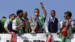Cristiano Ronaldo (tengah) memberikan salam kepada fans saat parade bersama trofi juara di Lisbon, Portugal, (11/7/2016). (AFP/Jose Manuel Ribiro)