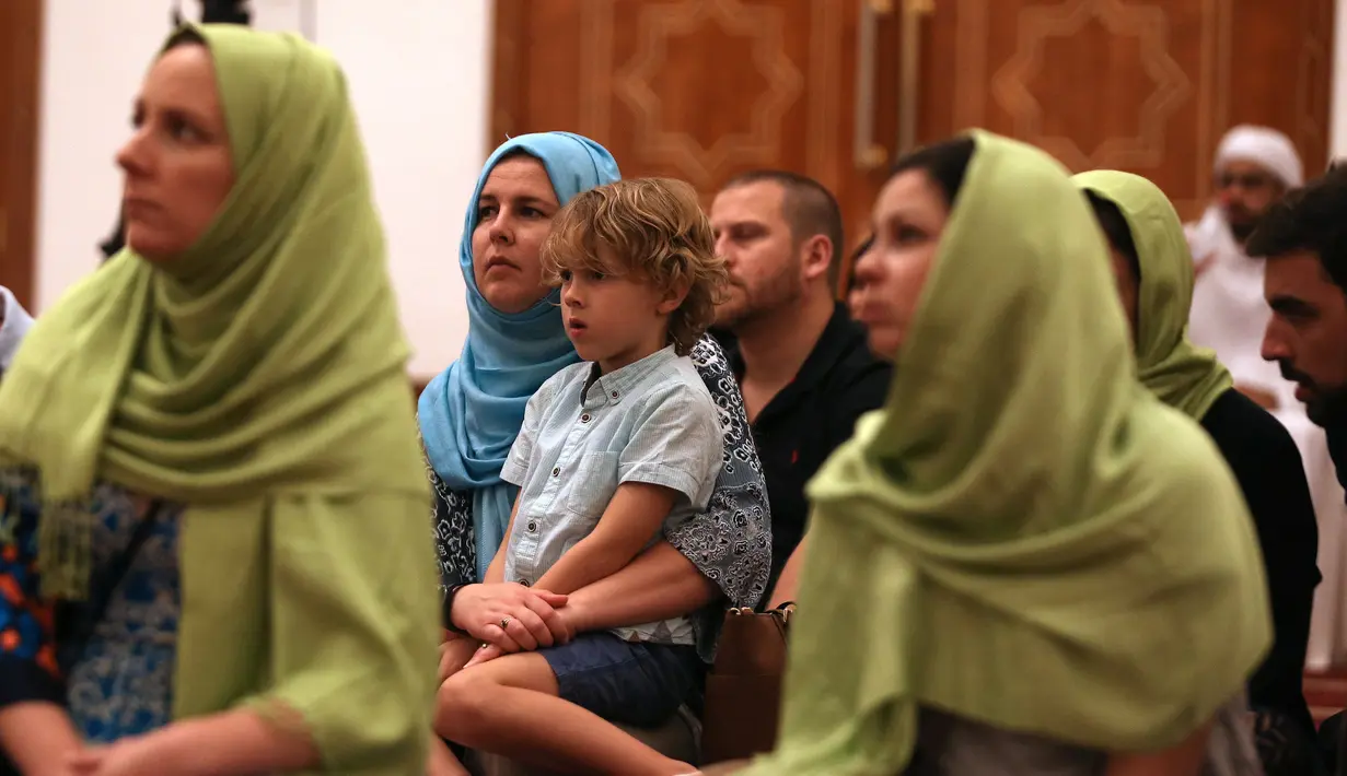Wisatawan asing belajar tentang puasa dan budaya Uni Emirat Arab (UEA) selama Ramadan di Masjid Jumeirah, Dubai, UEA, Jumat (17/5/2019). (REUTERS/Satish Kumar)