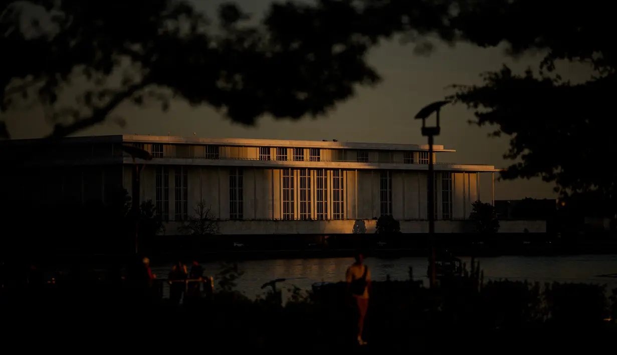 Tampak bagian luar John F. Kennedy Center for the Performing Arts di Washington, Amerika Serikat. Dewan Kennedy Center memutuskan untuk segera menutup gedung utama guna menjalani renovasi selama dua tahun. (Andrew Harnik/Getty Images/AFP)
