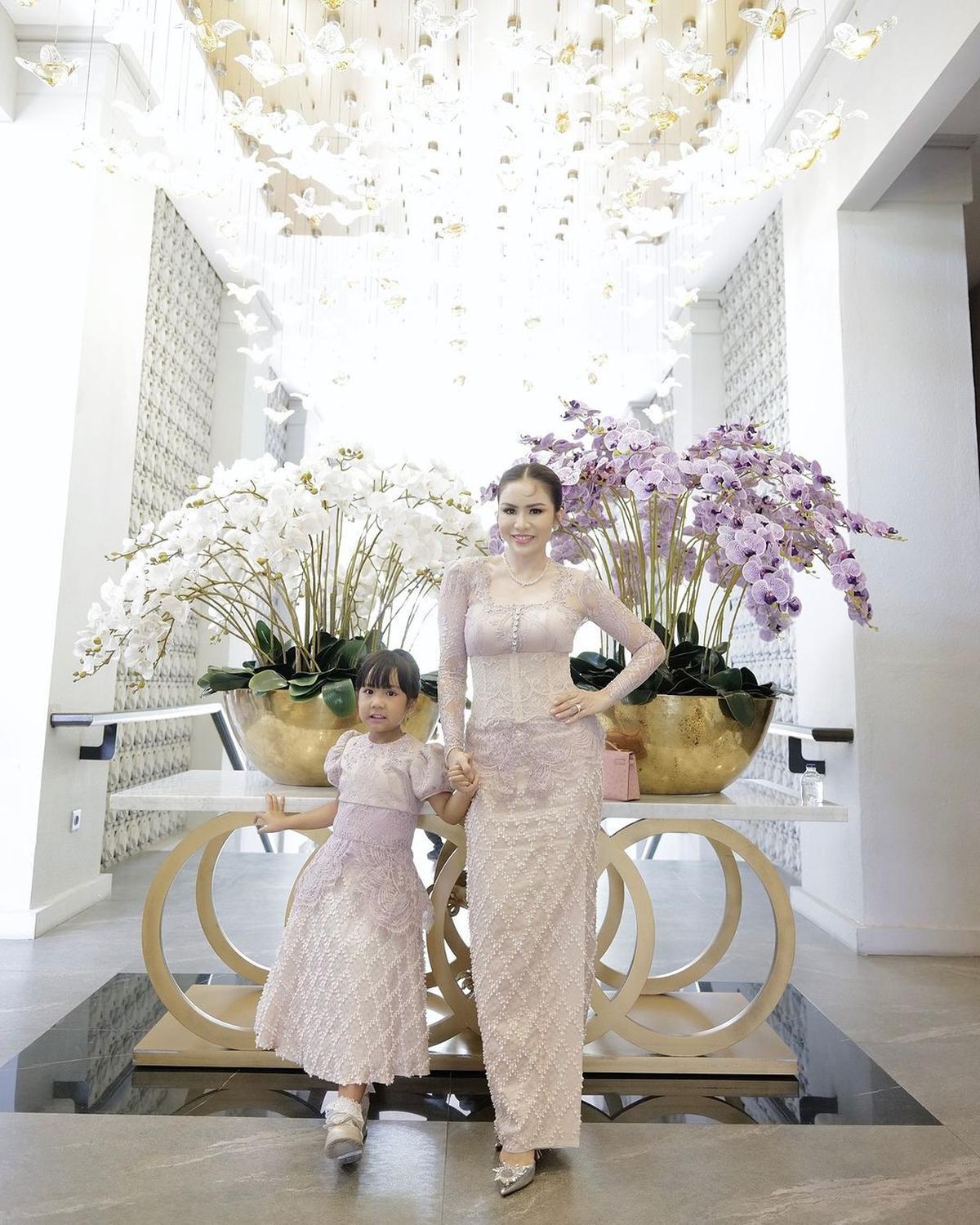 Curi Perhatian, Begini Gaya Momo Geisha Datang ke Kondangan