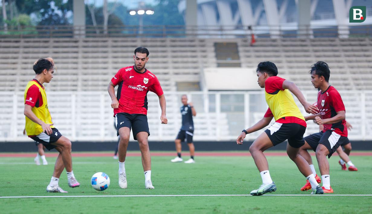 Pemain Timnas Indonesia U-22, Jens Raven, mengikuti latihan perdana untuk persiapan SEA Games di Stadion Madya, Jakarta Pusat, pada Jumat (3/10/2025) sore WIB. (Bola.com/M Iqbal Ichsan)