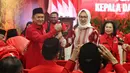 Pasangan bakal calon gubernur dan wakil gubernur Banten, Airin Rachmi Diany dan Ade Sumardi saat menerima surat rekomendasi dari PDIP untuk maju dalam Pemilihan Kepala Daerah (Pilkada) Jateng 2024. (Liputan6.com/Angga Yuniar)