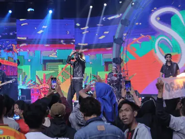 Aksi grup band legendaris Tanah Air, Slank dalam konser Pesta Bola Dunia 2023 #Indonesia Sukses di Studio 5 Indosiar, Jakarta, Sabtu (4/11/2023) malam WIB. (Bola.com/Abdul Aziz)