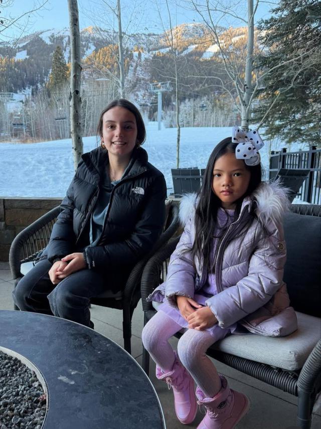 Potret Farah Quinn dan Keluarga Nikmati Liburan Musim Dingin (credit: https://www.instagram.com/farahquinnofficial/)