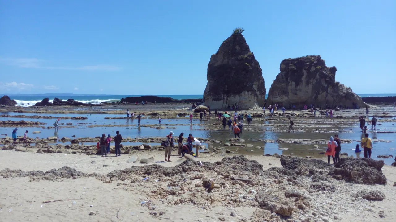 Batu karang menyerupai layardi Pantai Tanjung Layar, Sawarna,Banten.