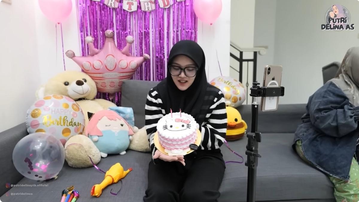 Belum Bisa Ketemu Langsung, 10 Potret Putri Delina Rayakan Ulang Tahun Bintang Lewat Video Call - Ajak Rizky Febian dan Rizwan Fadilah