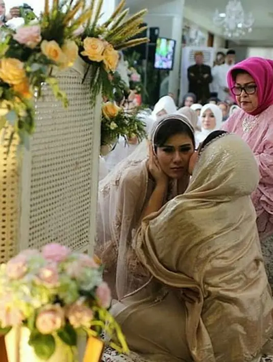 Lewat akun Instagram, Raffi dan Gigi pun mendoakan Syahnaz. “Untuk Adikku Syahnaz Sadiqah 🙏🏻❤️ semoga dilancarkankan sampai Hari Ijab Qabul nanti 21 April 2018 ... mohon doa dan restunya untuk semua,” tulisnya. (Instagram)