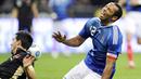 Striker Prancis, Thierry Henry (kanan) meringisi kesakitan setelah ditackle bek Austria di laga kualifikasi PD 2010 yang digelar di Stade de France Stadium, Saint-Denis, 14 Oktober 2009. AFP PHOTO/FRANCK FIFE 
