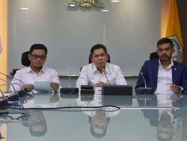 Sekretaris FPG Adies Kadir (tengah) bersama Wasekjen Partai Golkar Ace Hasan Sadzily dan Wasekjen Partai Golkar Maman Abdulrahman memberikan keterangan di Komplek Parlemen Senayan, Jakarta, Rabu (15/5/2019). Fraksi Partai Golkar menolak pembentukan pansus Pemilu 2019. (Liputan6.com/Johan Tallo)